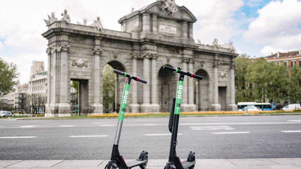 patinetes de bolt frente a la puerta de alcalá.