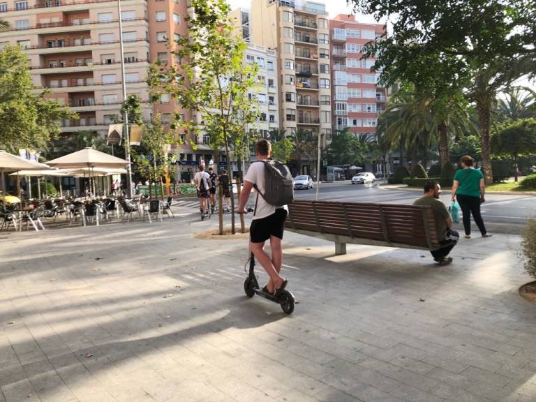alicante también se adelanta a la dgt y regula el patinete eléctrico: casco y seguro obligatorio 