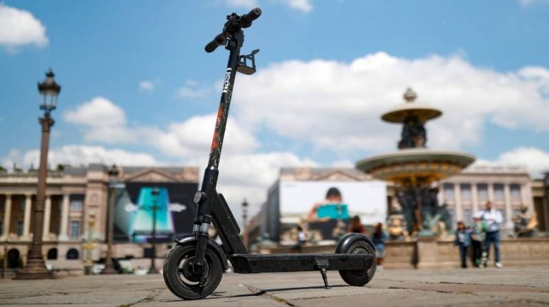 patinete aparcado en la acera